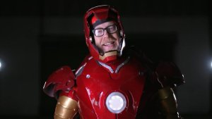 1 сезон 1 эпизод — «Железный человек» (Building Iron Man)